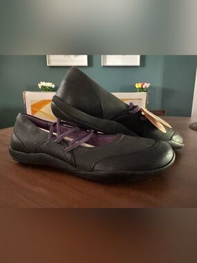 Women’s Orthaheel Melanie Shoes- Black with Purple Accent straps- size 8, NIB